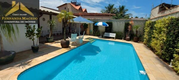 LINDÍSSIMA CASA NO CENTRO DE ITANHAÉM COM PISCINA, AQUECIMENTO SOLAR E 500M² DE TERRENO.