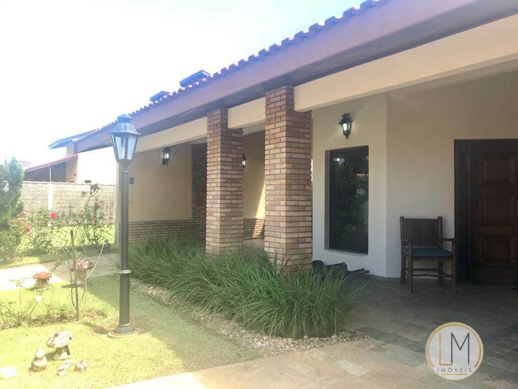 Casa com 02 terrenos
