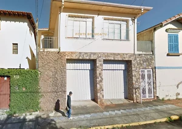Casa bem no centro