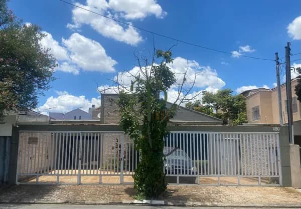 Casa Térrea a Venda - com Quintal Espaçoso e Área Versátil para Home Office