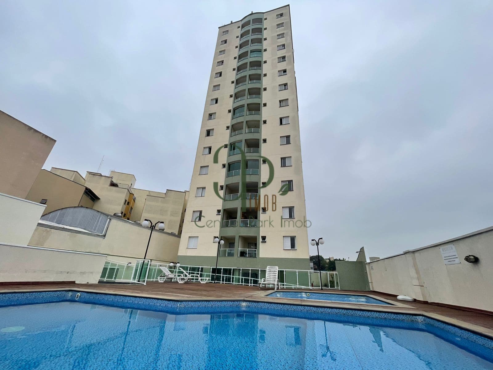 Apartamento 2 Dormitórios com Suíte e Varanda no Edifício Ciclames