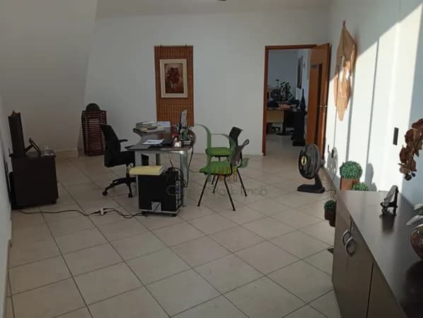 Sala Comercial Mobiliada em Localização Estratégica – Pronta para Atender