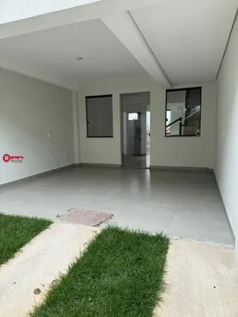 Casa Duplex com 03 Quartos sendo 01 Suíte à Venda no Centro de Betim