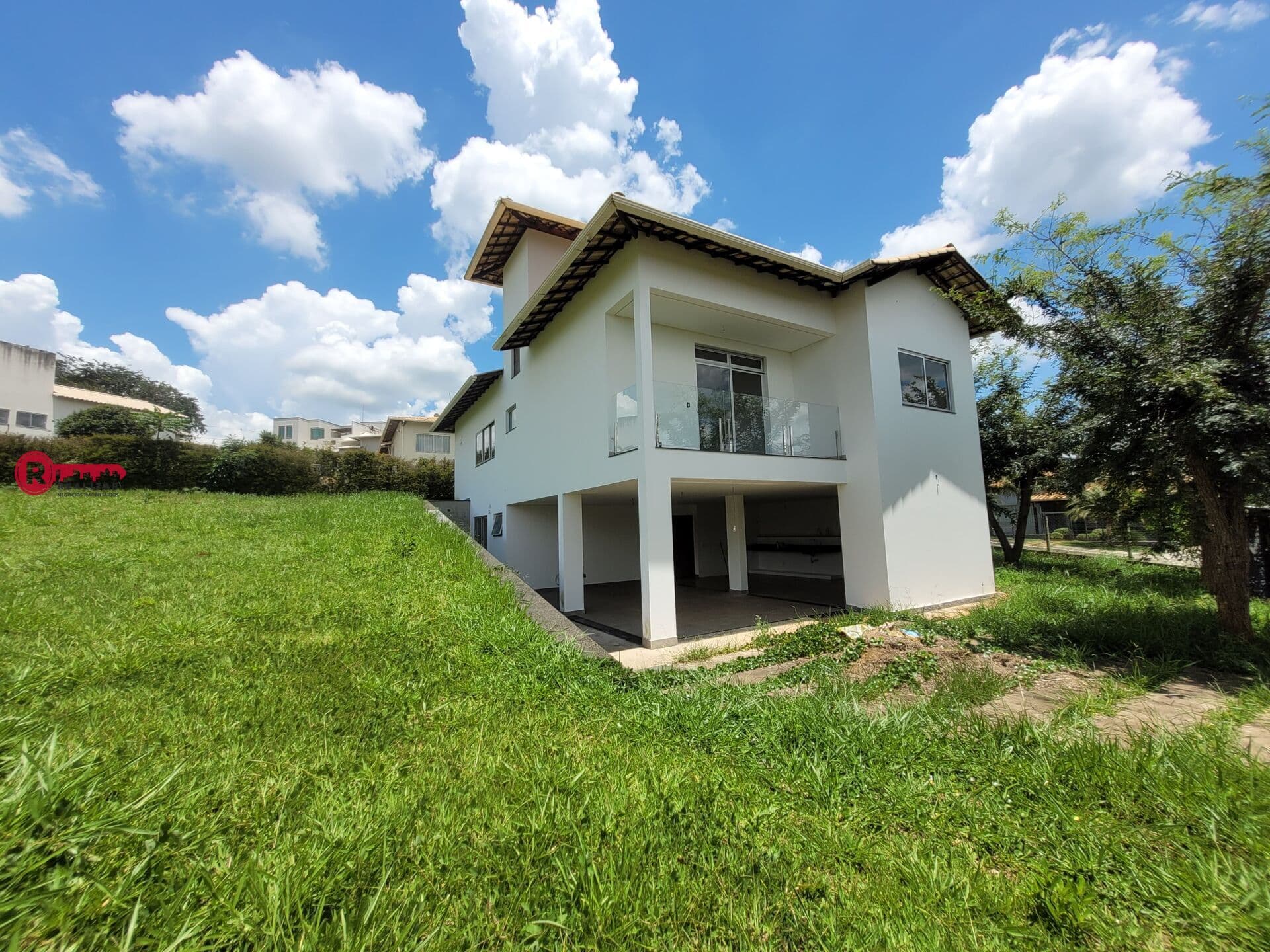 Casa Alto Padrão com 04 Quartos sendo 01 Suíte no Condomínio Serra Verde em Igarapé