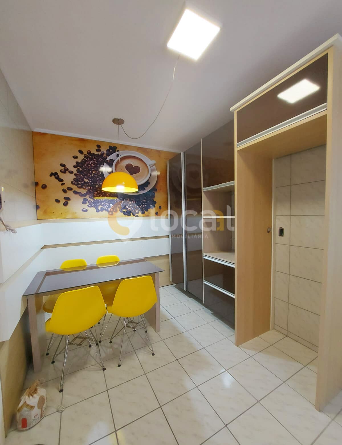 Apartamento semimobiliado no Centro