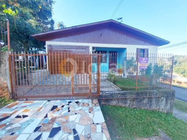 Casa de esquina em boa localização!