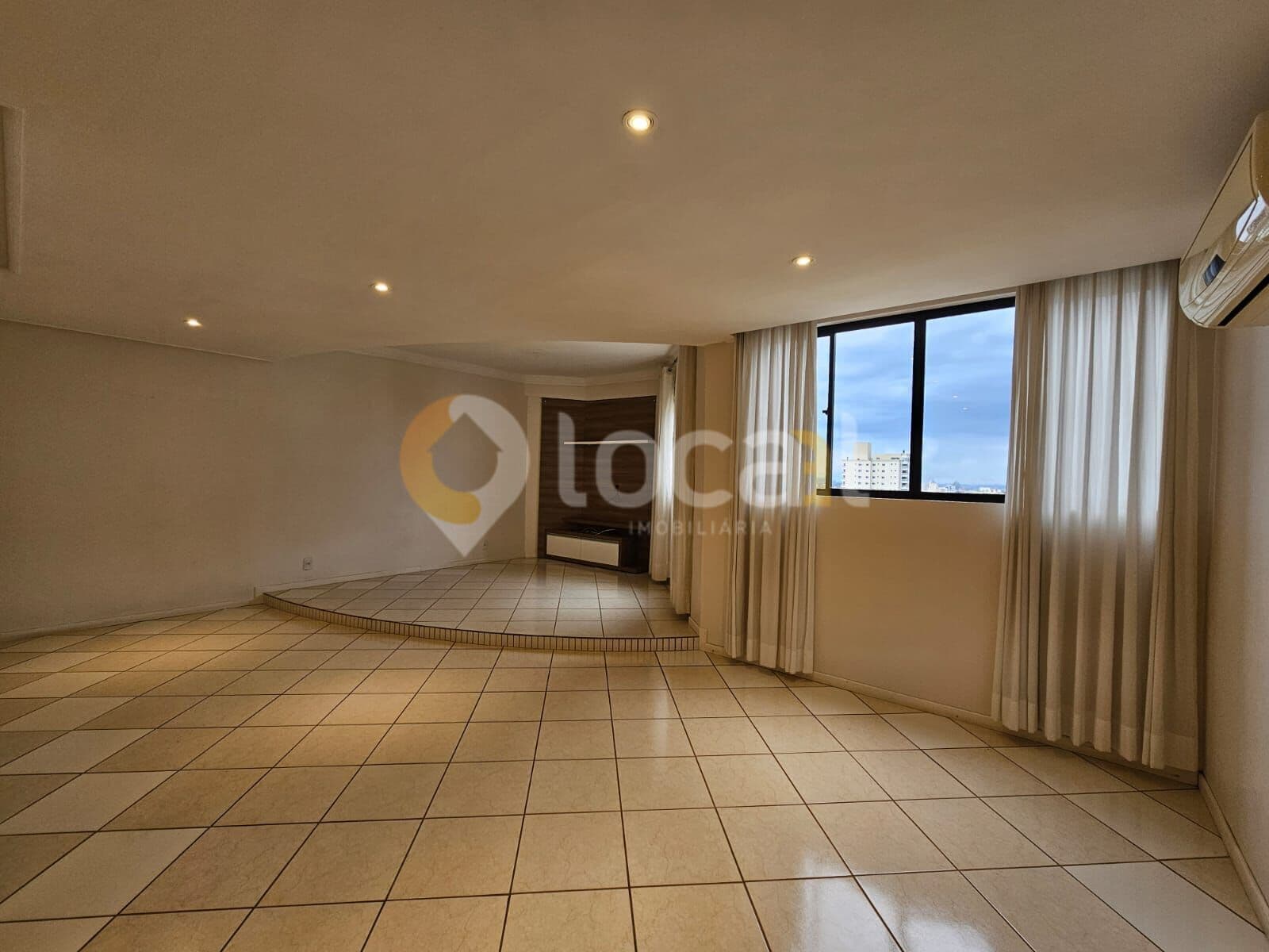 Apartamento semi mobiliado e amplo!