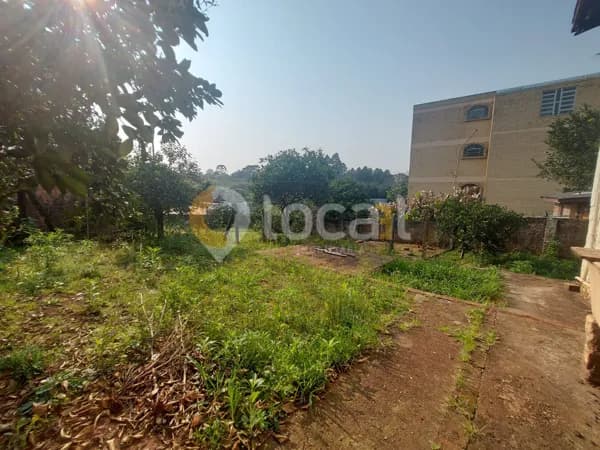 Casa em terreno amplo e localizado em área central!