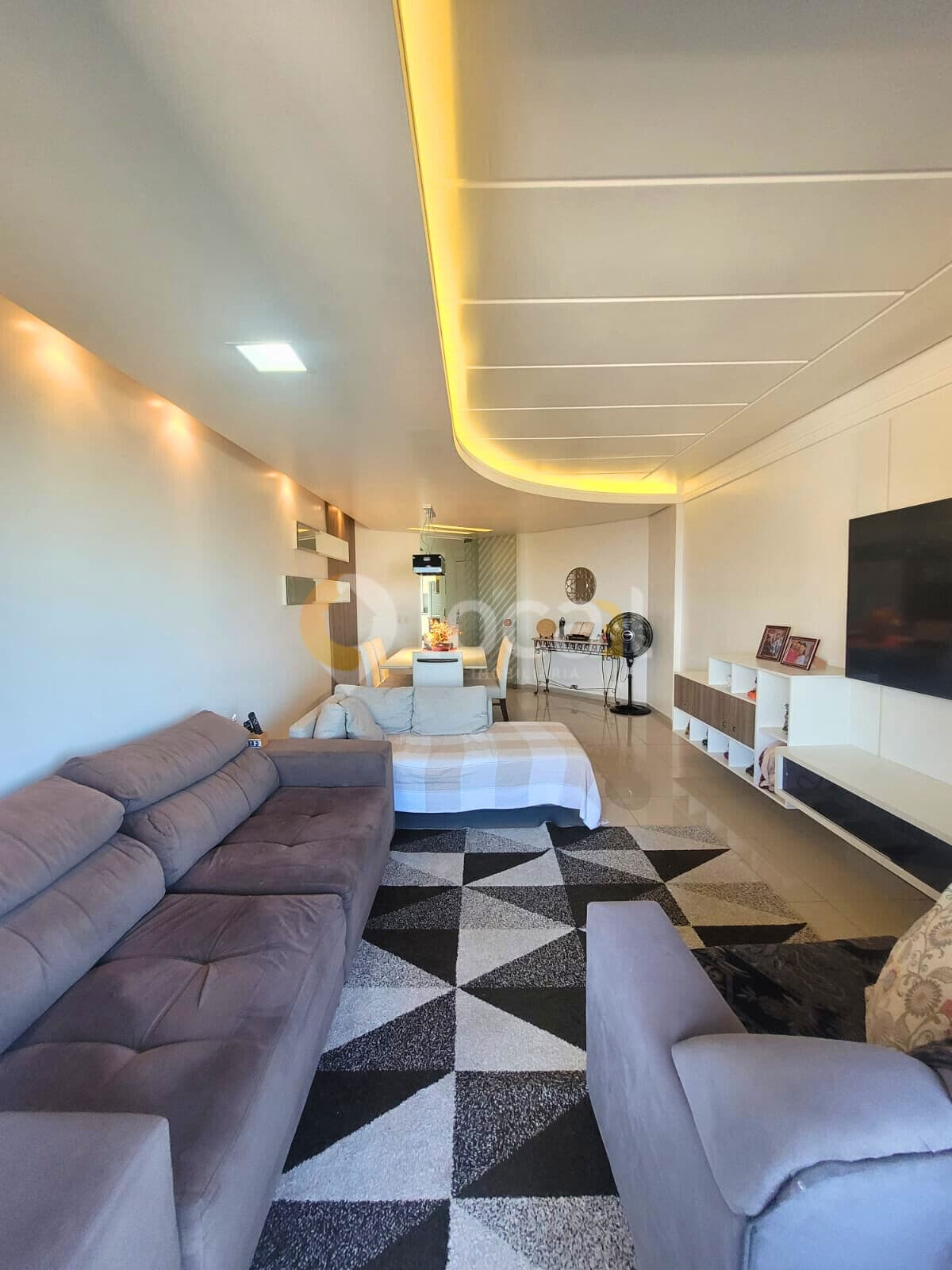 Apartamento na Av. Flores da Cunha!