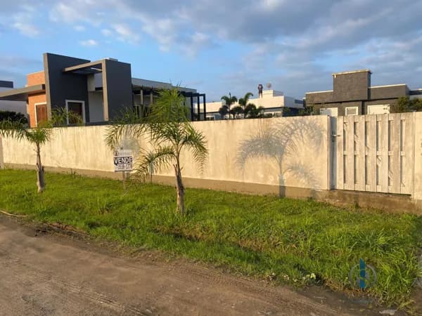 Terreno murado na Rua do Salmão em Bellatorres