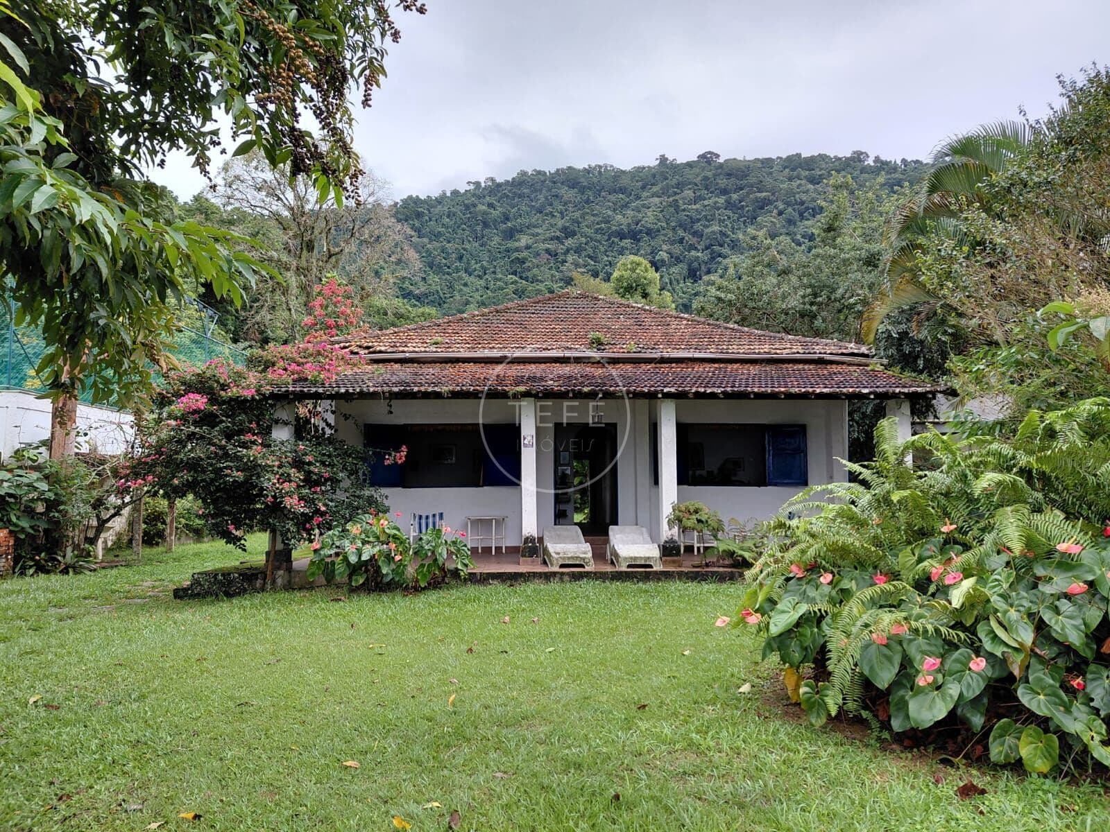 CASA 6 DORMITÓRIOS / TERRENO de 5.000m²