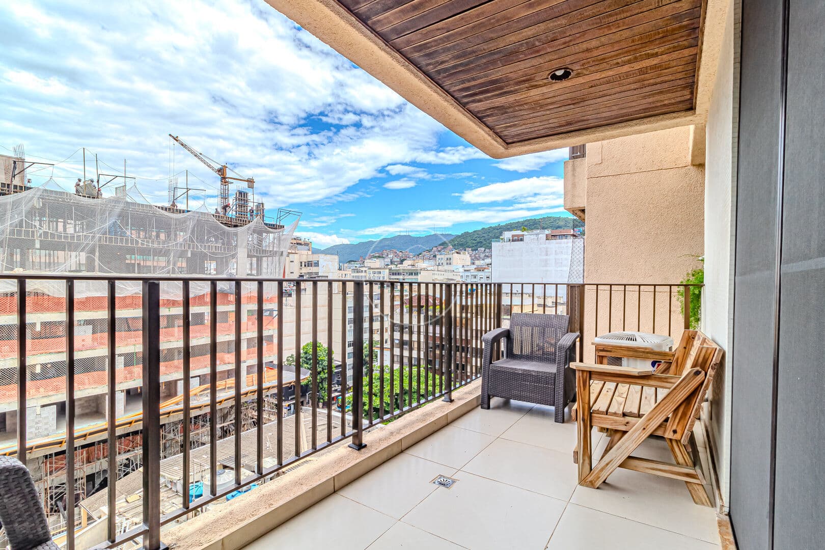 APARTAMENTO de 2 DORMITÓRIOS em COPACABANA - 150m do mar - R$ 2.390.000