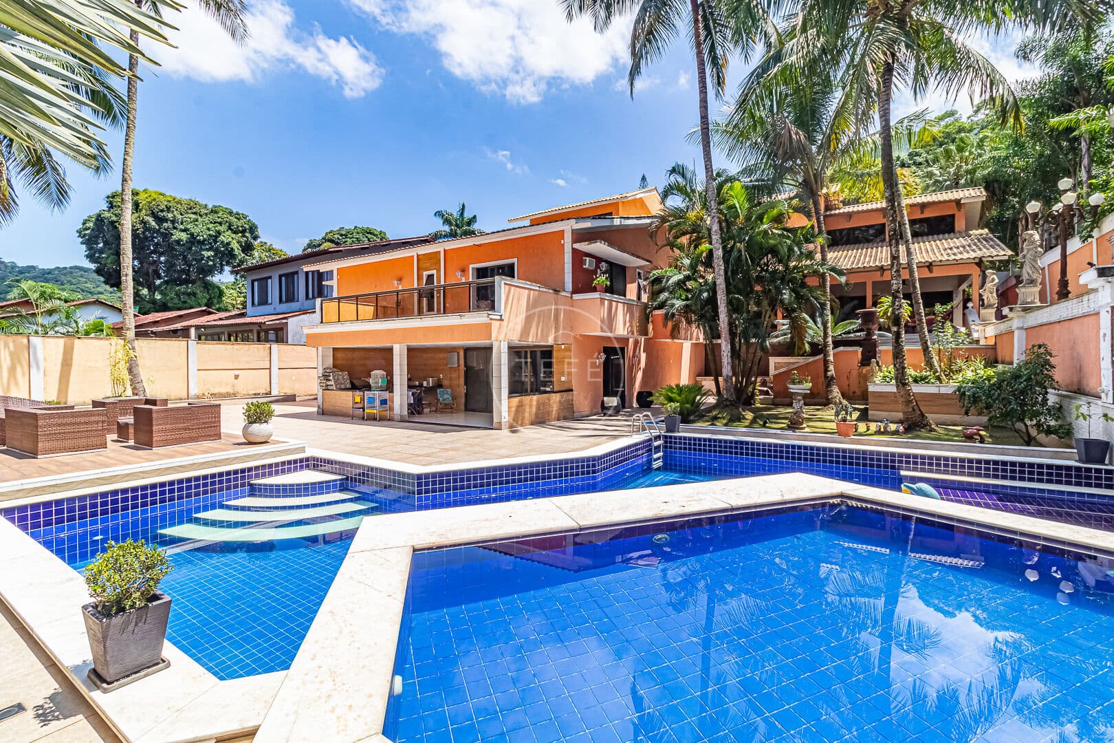CASA de 5 SUÍTES com projeto paisagístico no ITANHANGÁ - Rio de Janeiro, RJ