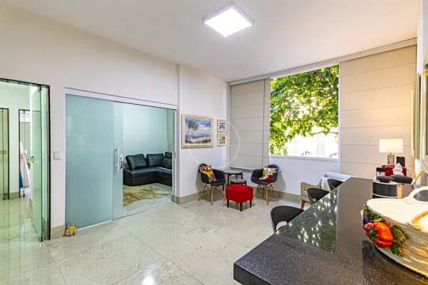 APARTAMENTO PORTEIRA FECHADA com 3 DORMITÓRIOS e VISTA LATERAL para o MAR em COPACABANA