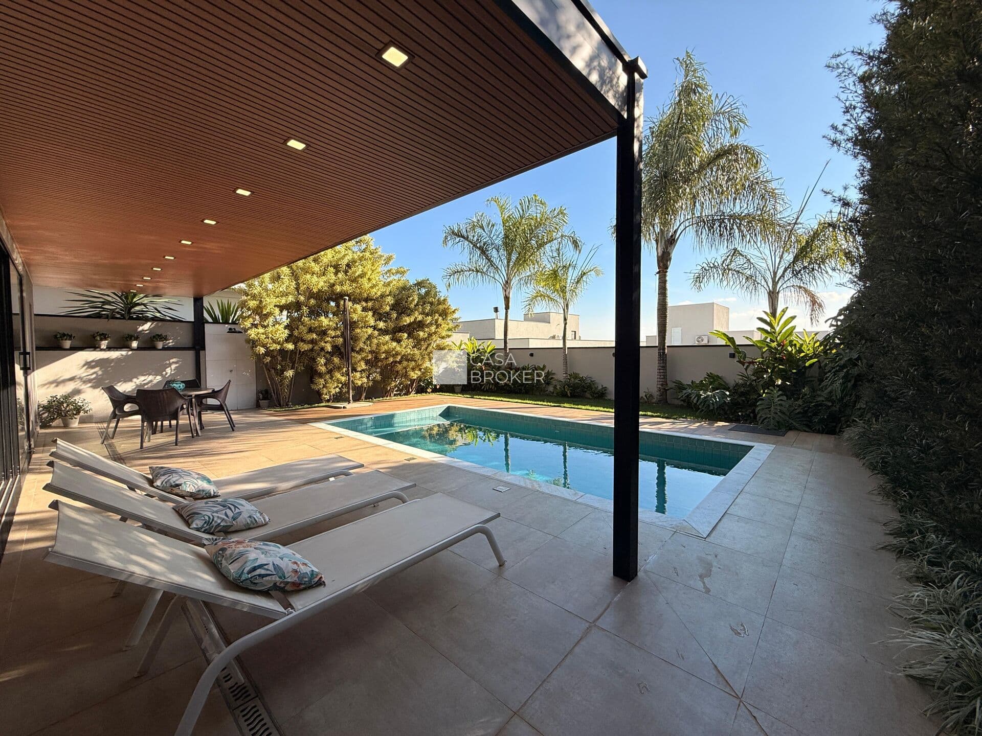 Casa Alto Padrão no Swiss Park / Campinas - Com 3 suítes e piscina.