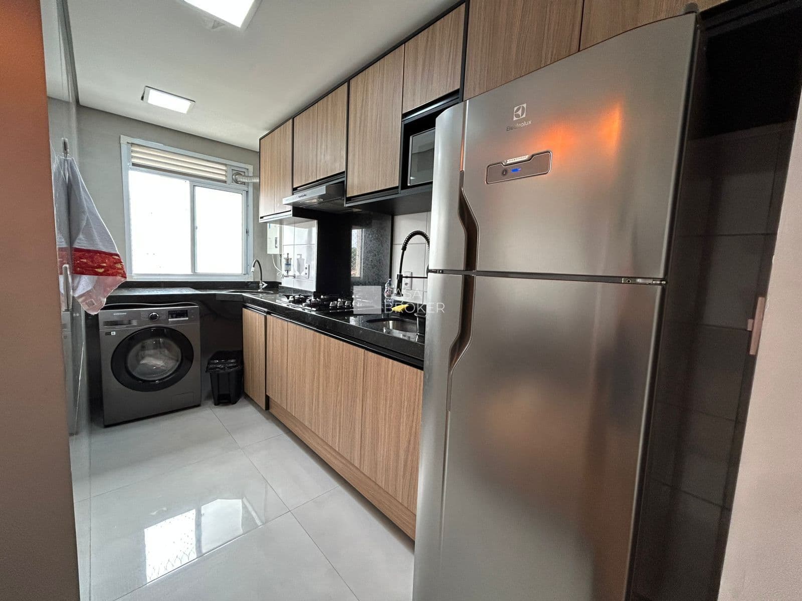 Apartamento mobiliado no Tropical Garden com 2 dormitórios e acabamento moderno