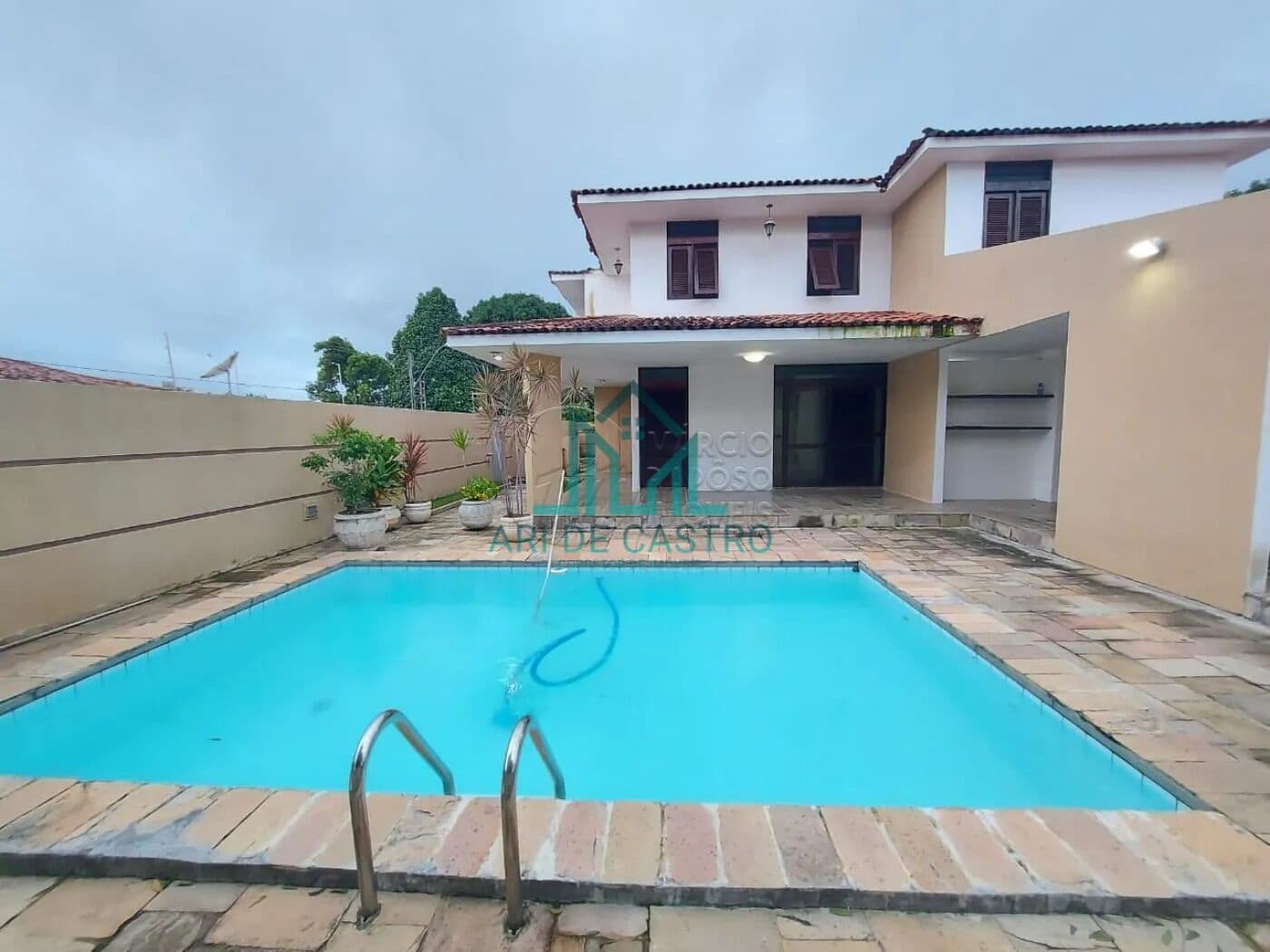 Casa com 352m² com 5 Quartos com Piscina na Gruta de Lourdes - Maceió Alagoas