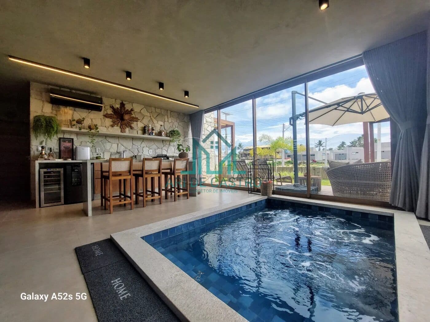 Casa Mobiliada à Venda na Rota dos Milagres com 3 Suítes, 327m² e Piscina interna Aquecida = Praia de Patacho - Alagoas