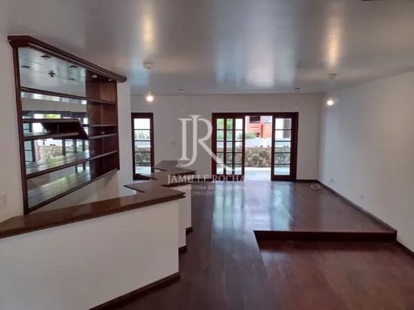Alphaville 06 - Casa com 308 m² de área construída para locação