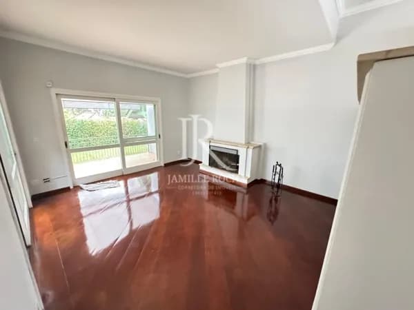 Alphaville 03 - Linda Casa com 343m² para locação