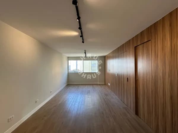 Apartamento de 103m² em Moema, com 3 dormitórios (sendo 1 suíte), sala ampla. 1 vaga de garagem!