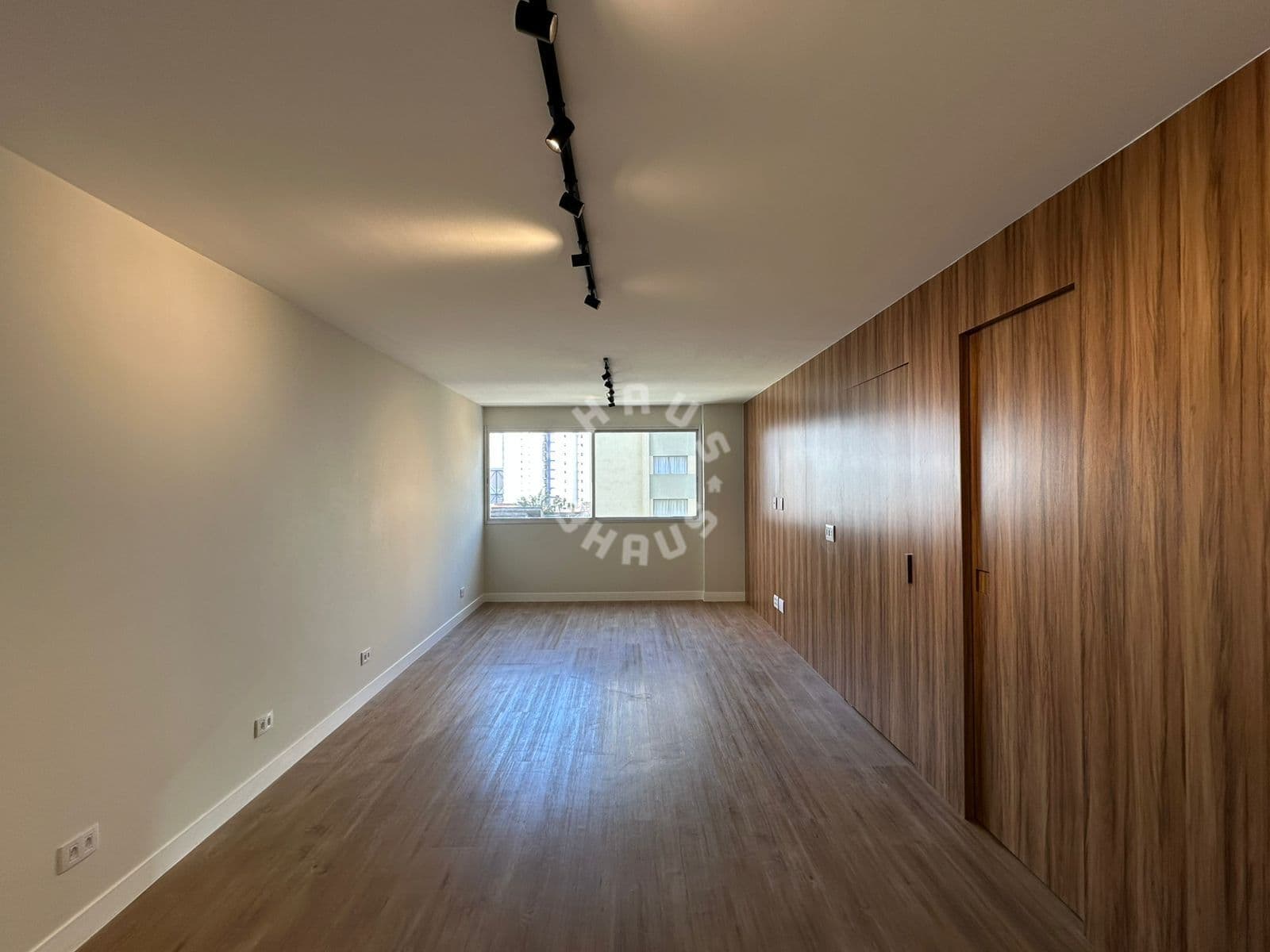 Apartamento de 103m² em Moema, com 3 dormitórios (sendo 1 suíte), sala ampla. 1 vaga de garagem!