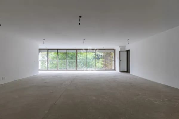 Apartamento de alto padrão em Moema, com 252m², 4 suítes, varanda, amplo living. 4 vagas de garagem!