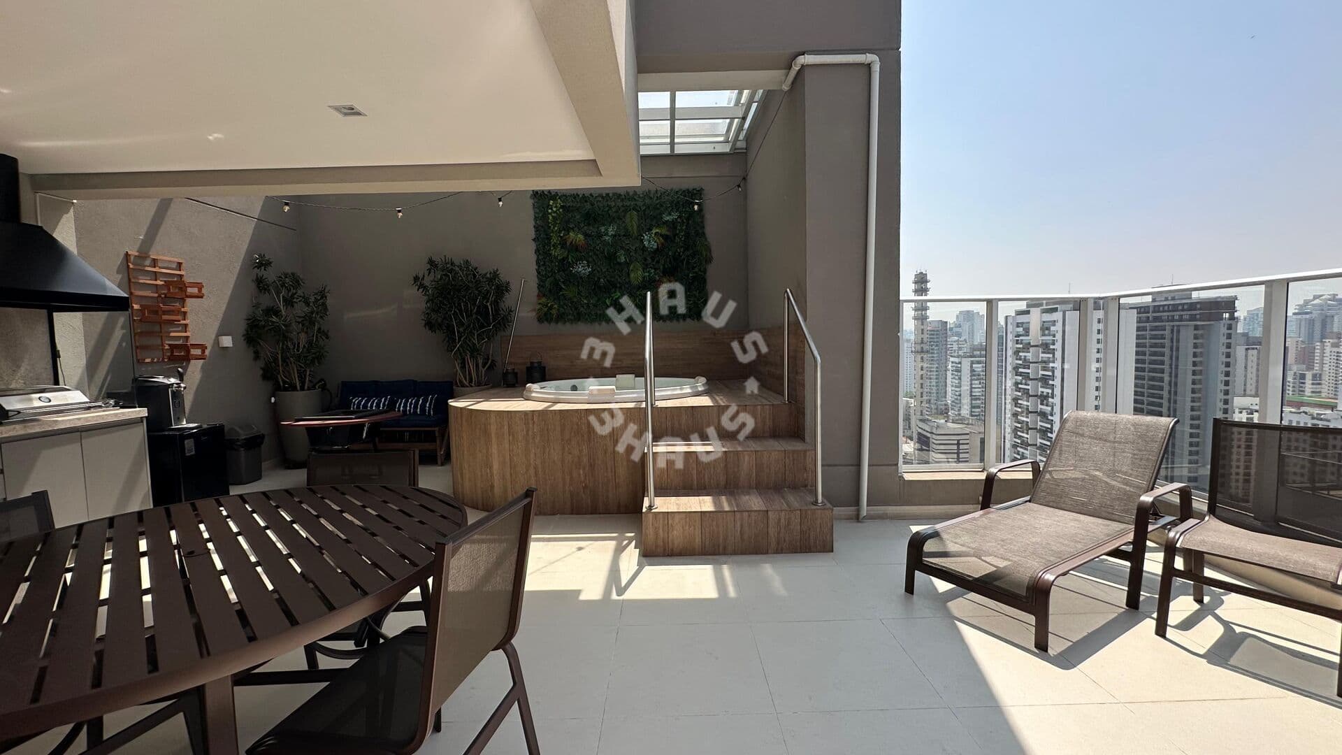 Cobertura Duplex à venda no Brooklin, mobiliado, com 2 dormitórios (sendo 1 suíte), varanda, jacuzzi, churrasqueira. 2 vagas de garagem.