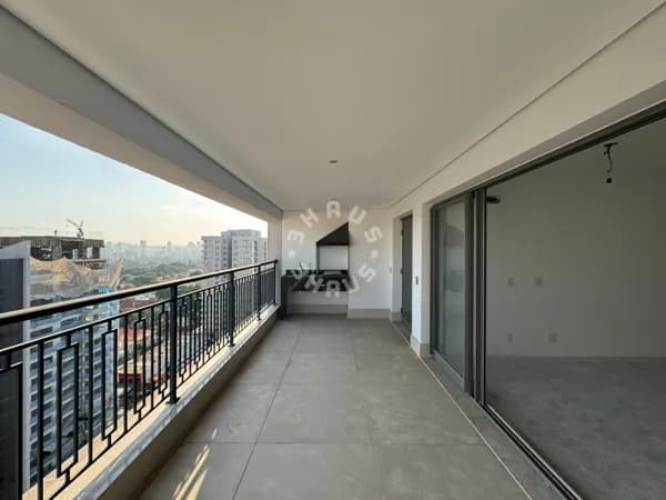 Apartamento de 149m² à venda, com 3 suítes, varanda gourmet. 2 vagas de garagem demarcadas.
