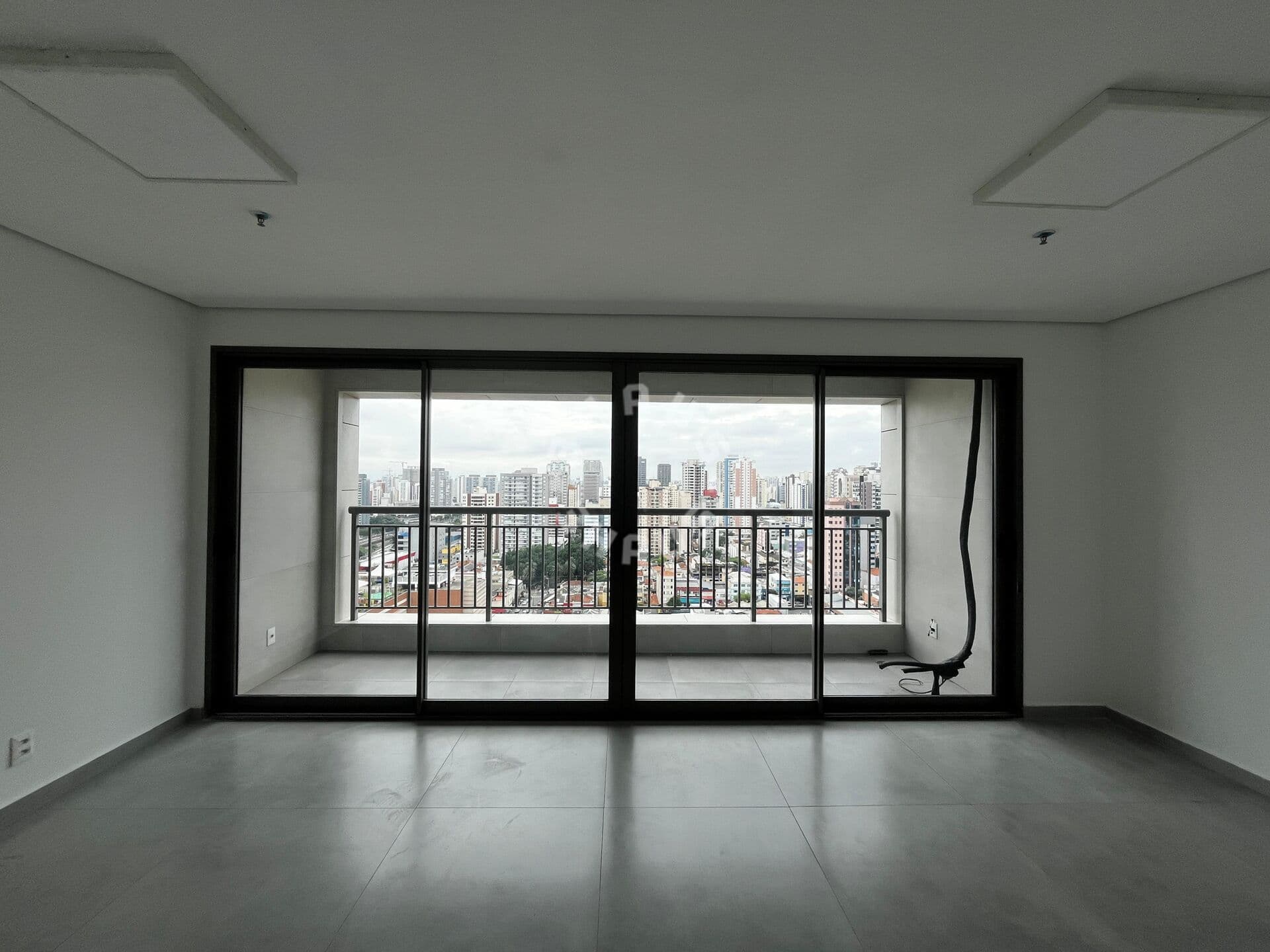 Sala comercial de 40m² no Tatuapé, com varanda e 1 vaga de garagem no prédio mais alto de São Paulo.