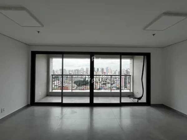 Sala comercial de 40m² no Tatuapé, com varanda e 1 vaga de garagem no prédio mais alto de São Paulo.