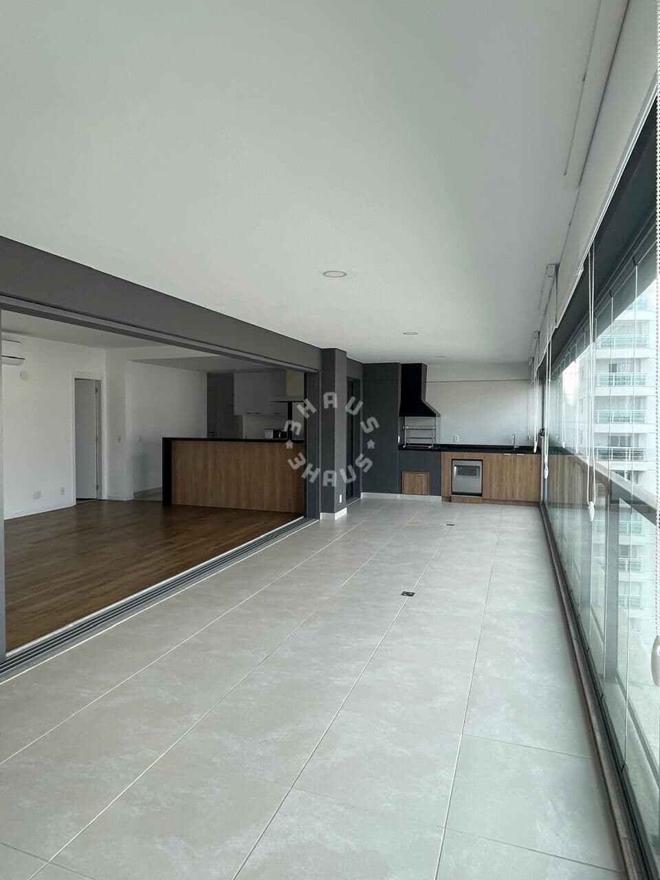 Apartamento de 140m² em Pinheiros, com 03 suítes, varanda gourmet. 02 vagas de garagem.