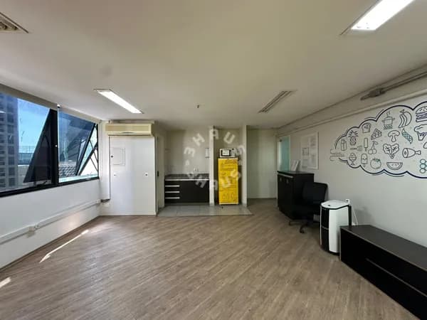 Sala comercial à venda com 36 m², 1 banheiro, copa e ótima ventilação natural. 1 vaga de garagem.