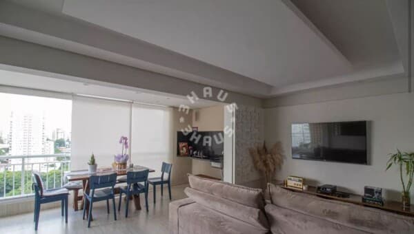 Apartamento mobiliado de 100m², com 2 dormitórios, 1 suíte, 2 vagas de garagem + varanda à no Alto da Boa Vista!
