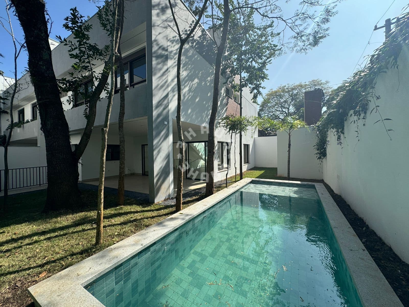 Casa em Condomínio no Alto de Boa Vista de 337m², 04 suítes, living 03 ambientes, piscina, área de serviço. 04 vagas de garagem!