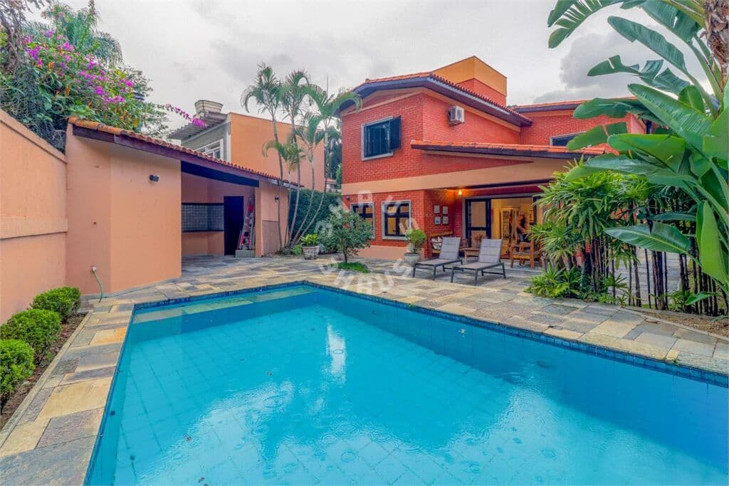 Excelente casa em City Butantã de 340m², 4 suítes sendo a master com closet, banheira, escritório, dependência de empregados. 4 vagas de garagem