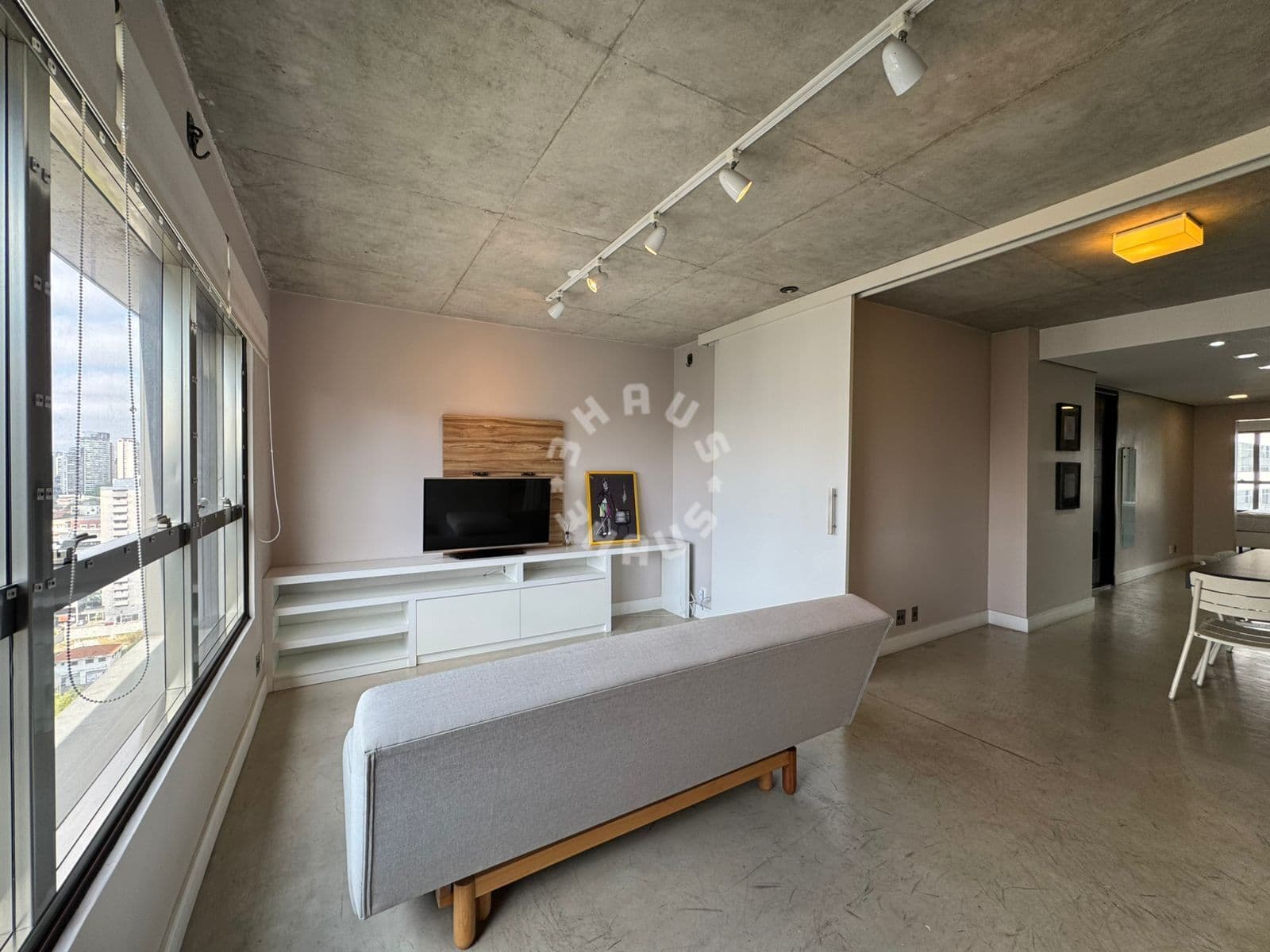 Apartamento mobiliado MaxHaus no Brooklin, 87m², com 2 dormitórios (sendo 1 suíte), sala ampla e 2 vagas de garagem.