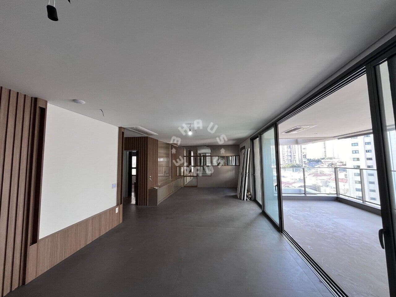 Apartamento de 257m² no Anália Franco com 03 suítes, cozinha planejada, varanda gourmet, área de serviço. 05 vagas de garagem !