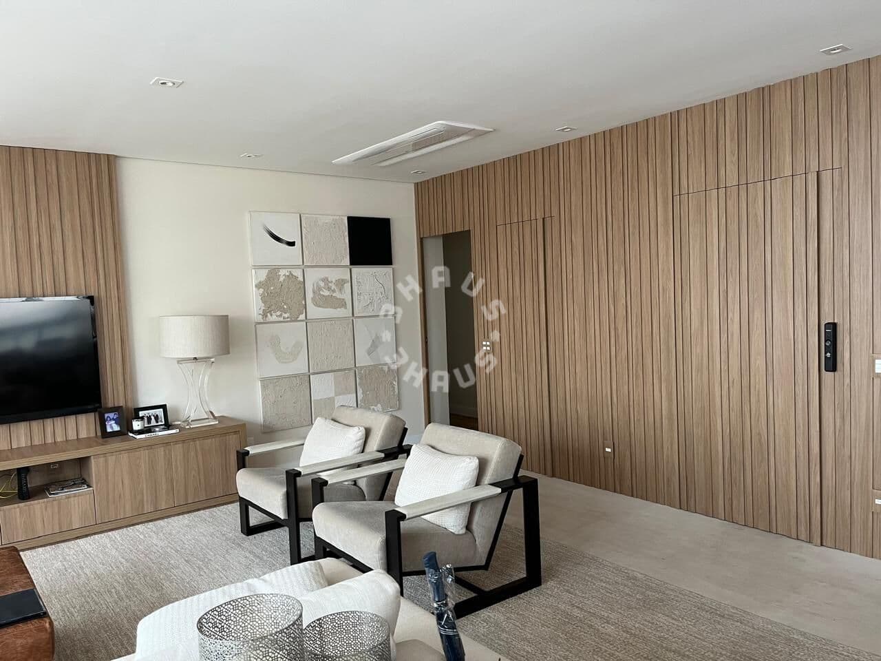Apartamento no Jardins, com 205m², 3 suítes, amplo living. 4 vagas de garagem.