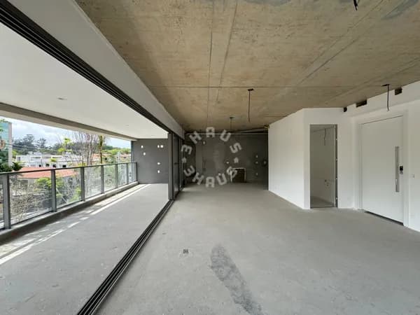 Apartamento de 210m² no Jardim Paulista, com 03 suítes, varanda. 03 vagas de garagem.