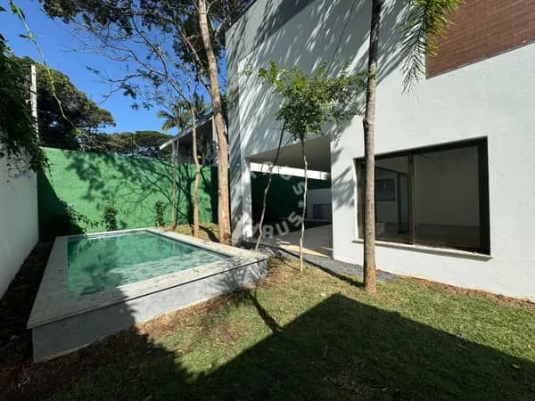 Casa em Condomínio no Alto de Boa Vista de 337m² para locação, 04 suítes, living 03 ambientes, piscina, área de serviço. 04 vagas de garagem!