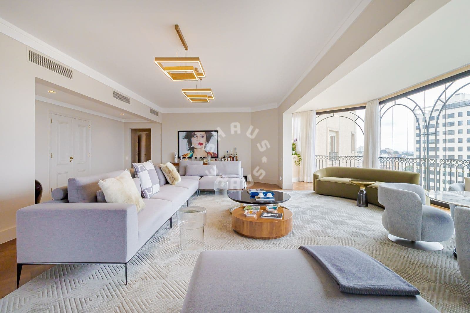 Apartamento de 348m², com 4 suítes, varanda, lareira e banheira. 5 vagas + depósito à venda no Panamby!