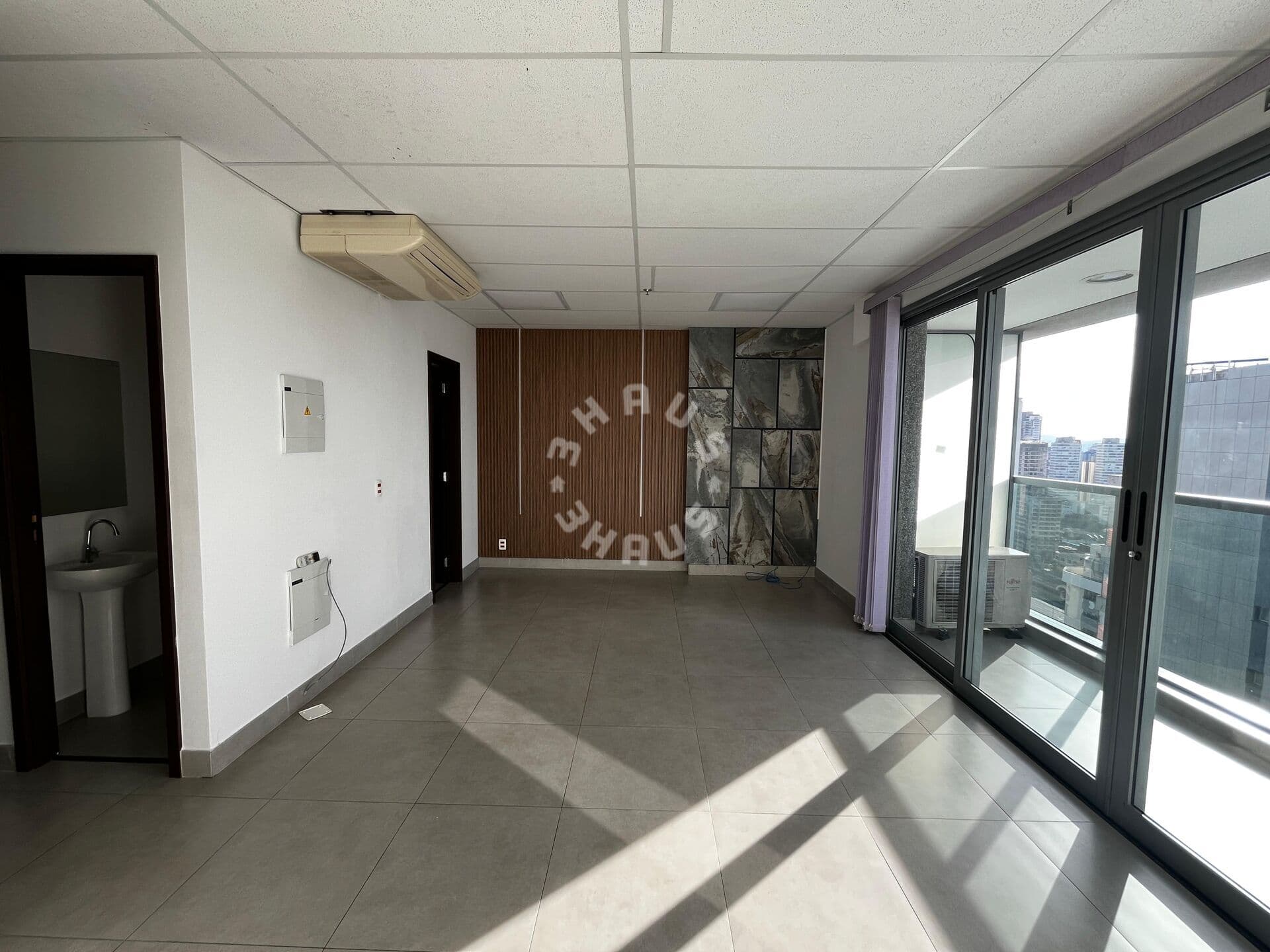 Sala Comercial para locação de 39m², em andar alto, 2 banheiros + varanda e pronta para uso no Tatuapé!