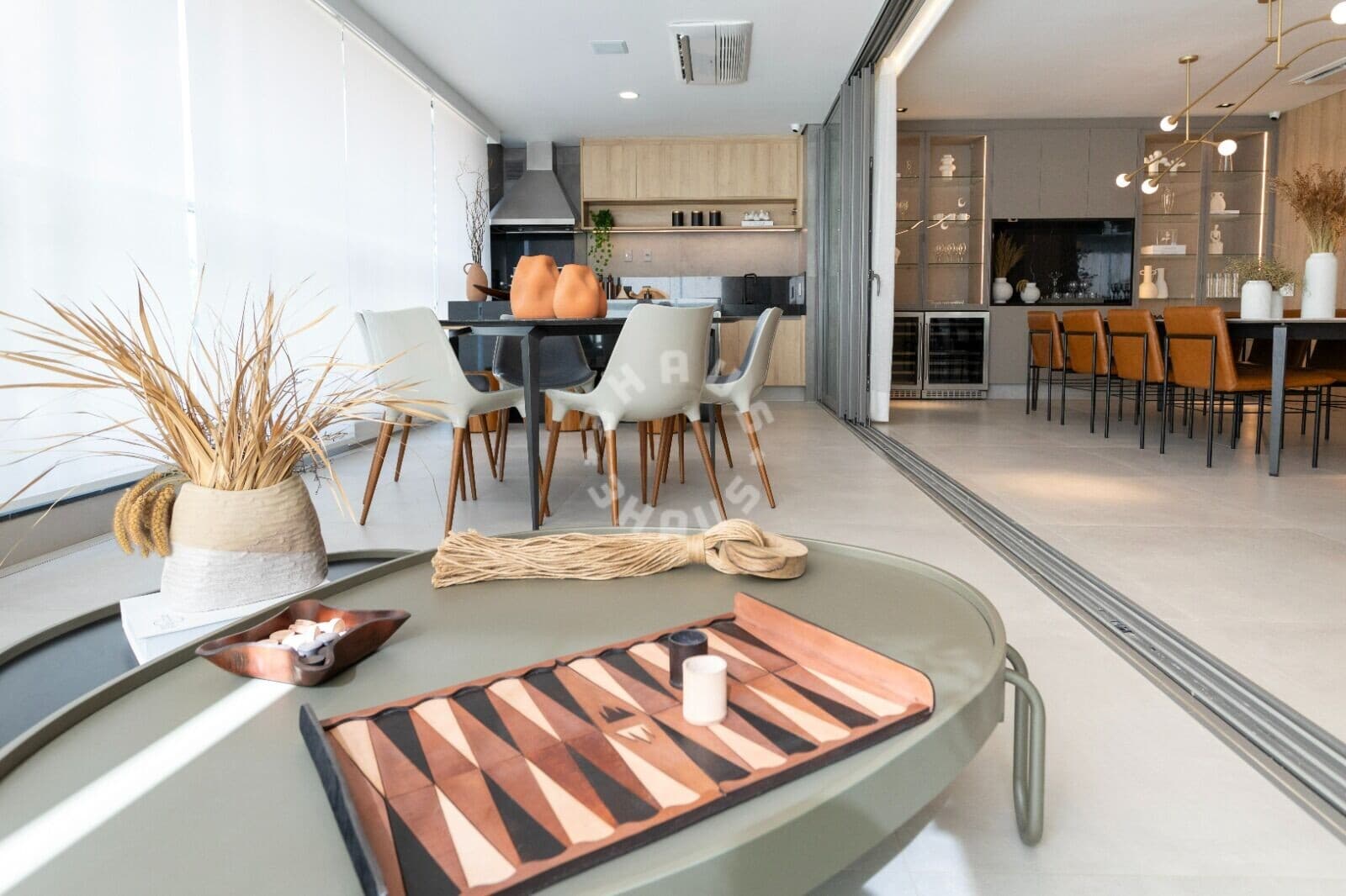 Apartamento de alto padrão de 257m² com 04 suítes, 06 banheiros sociais, 05 vagas de garagem e um deposito exclusivo.