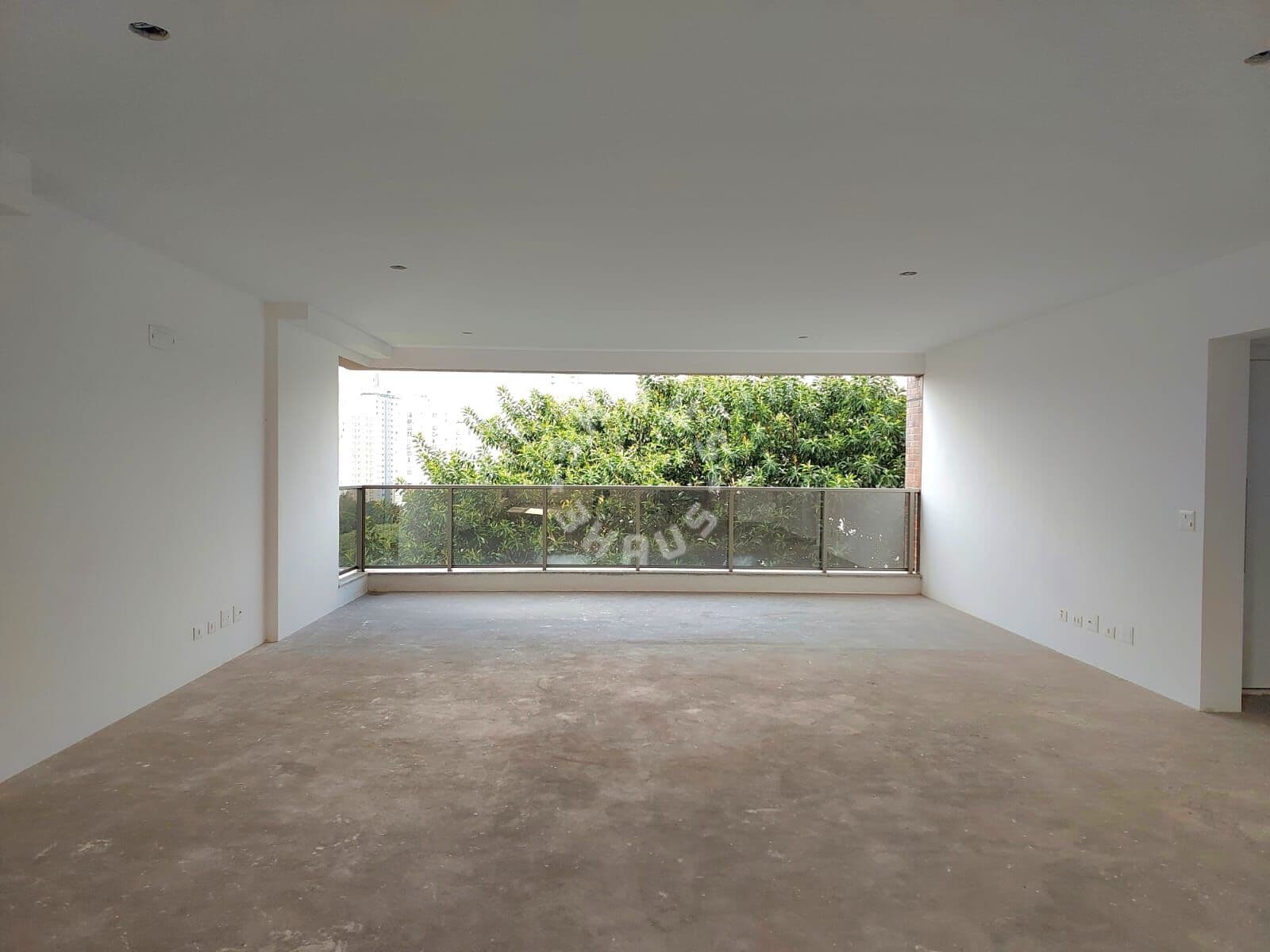 Apartamento de 181m² na Vila Mariana, com 3 suítes, amplo terraço. 2 vagas de garagem!