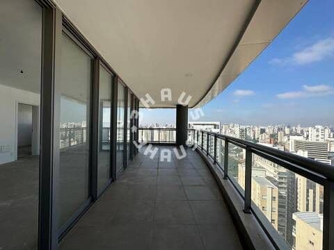 Cobertura Duplex no Itaim Bibi com 354m², 4 suítes, 5 vagas de garagem, condomínio novo e pronto.