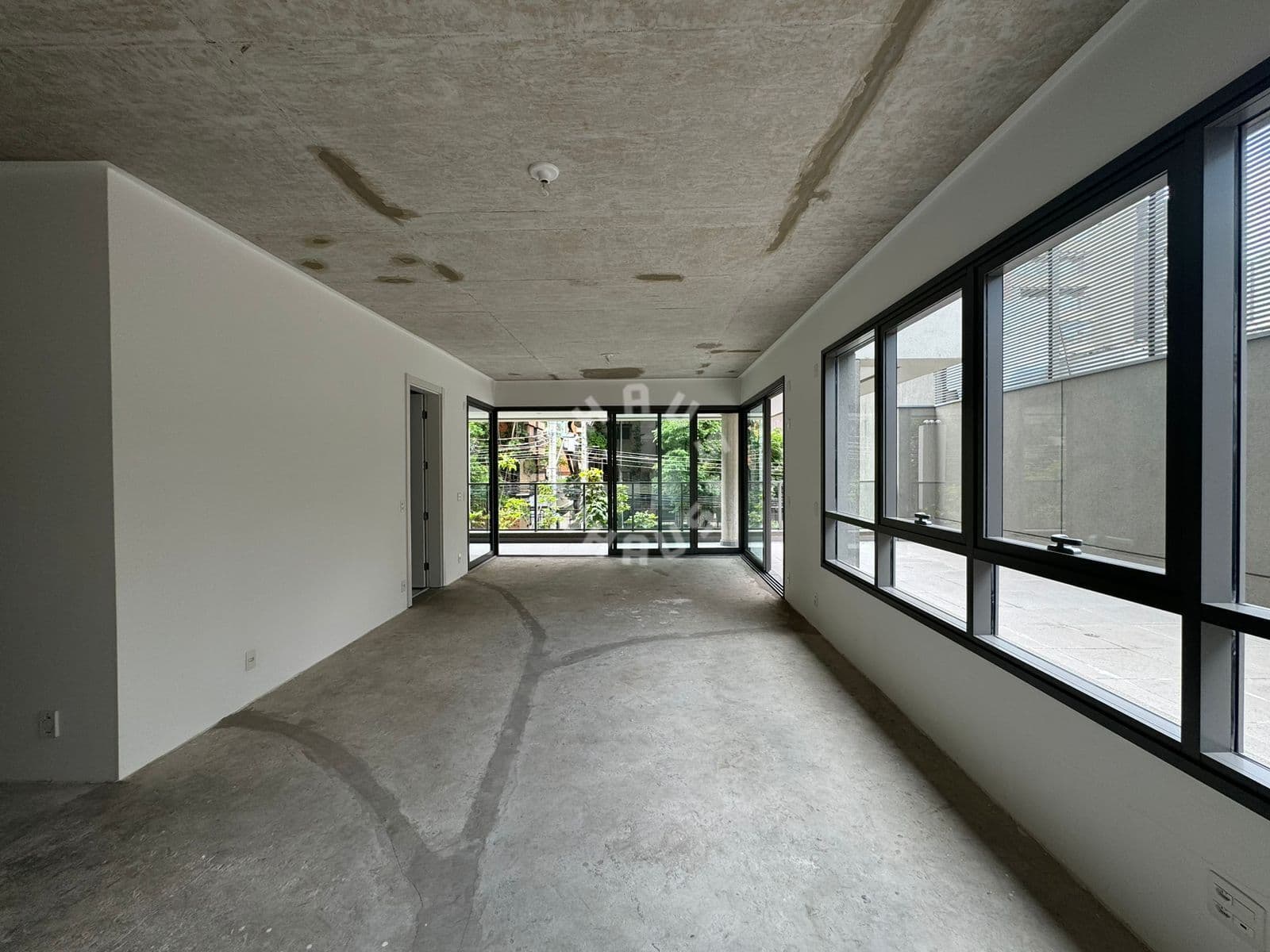 Apartamento Garden no Jardim Paulista de 315 m², com 3 suítes, área gourmet. 04 vagas de garagem + depósito!