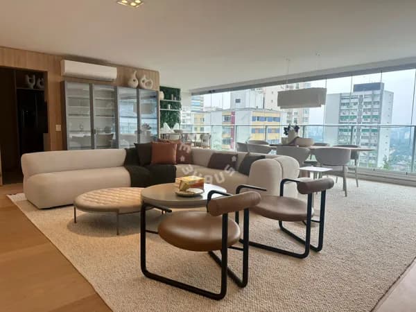 Apartamento no Jardins, com 178 m², 3 suítes e varanda envidraçada. 3 vagas de garagem.