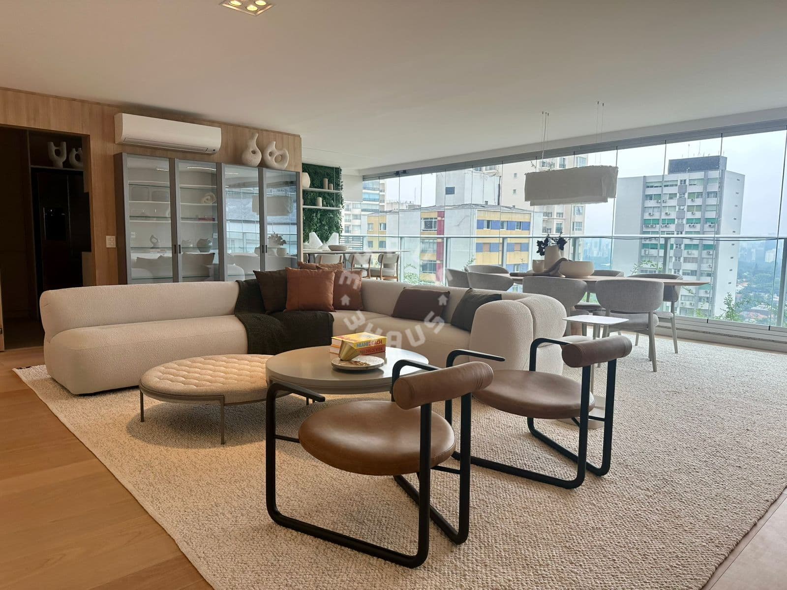 Apartamento no Jardins, com 178 m², 3 suítes e varanda envidraçada. 3 vagas de garagem.