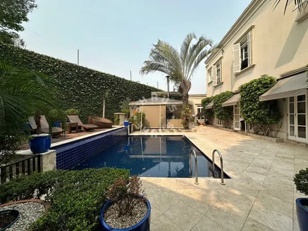 Excelente Casa de 584m² no Alto de Pinheiros, com 05 suítes, closet, lareira, área de serviço. 07 vagas de garagem!
